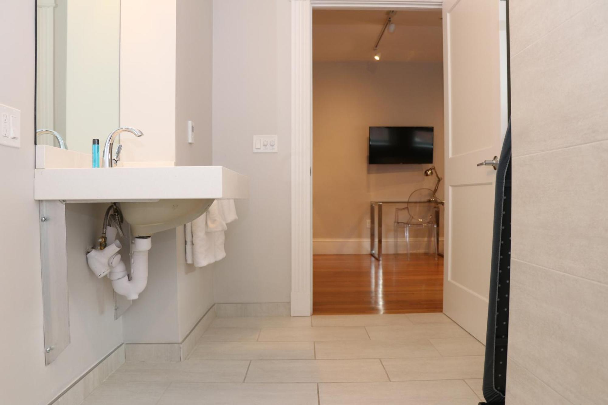 A Stylish Stay W/ A Queen Bed, Heated Floors.. #21 Бруклин Екстериор снимка